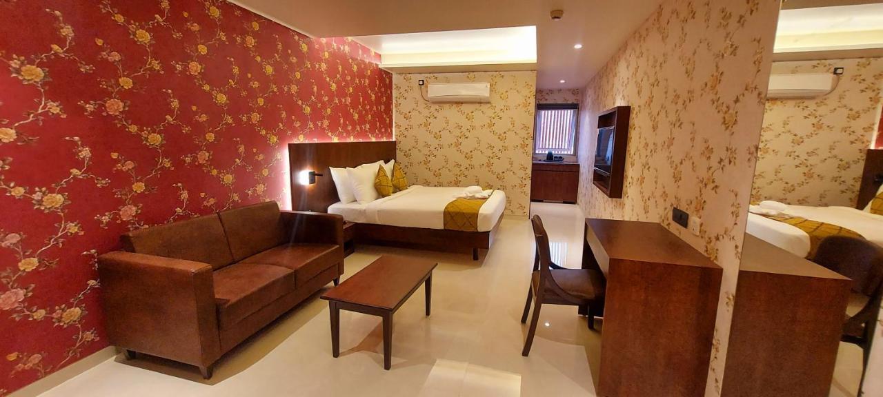 Hotel Madhuban Сілвасса Екстер'єр фото