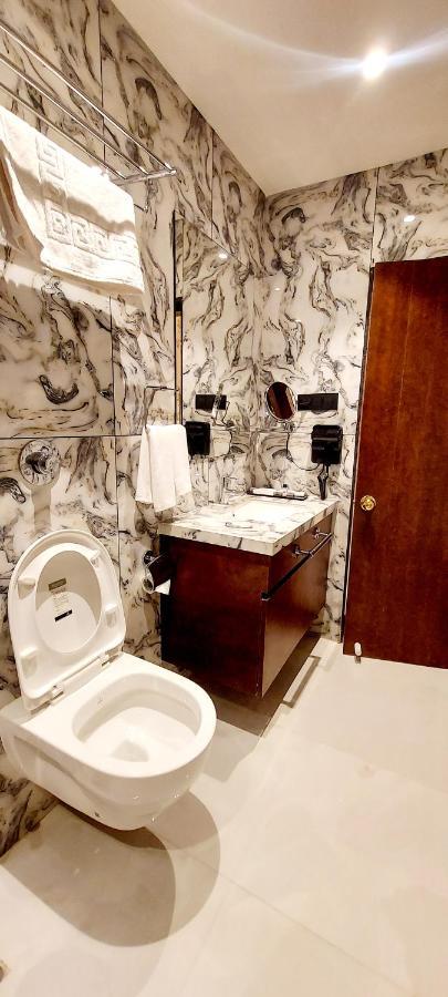 Hotel Madhuban Сілвасса Екстер'єр фото
