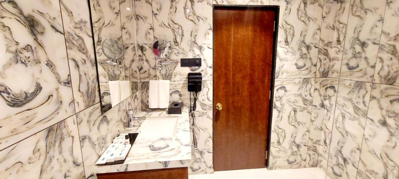 Hotel Madhuban Сілвасса Екстер'єр фото