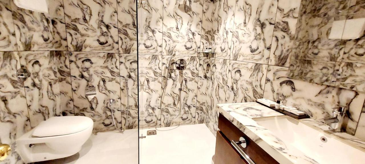 Hotel Madhuban Сілвасса Екстер'єр фото