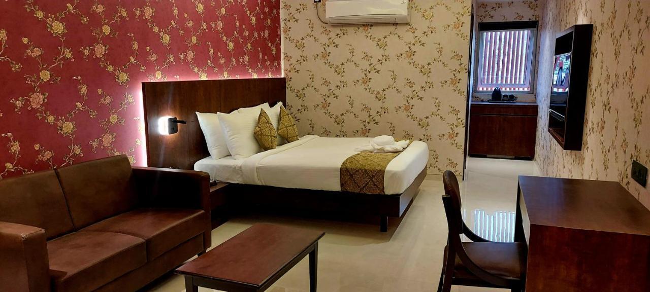 Hotel Madhuban Сілвасса Екстер'єр фото