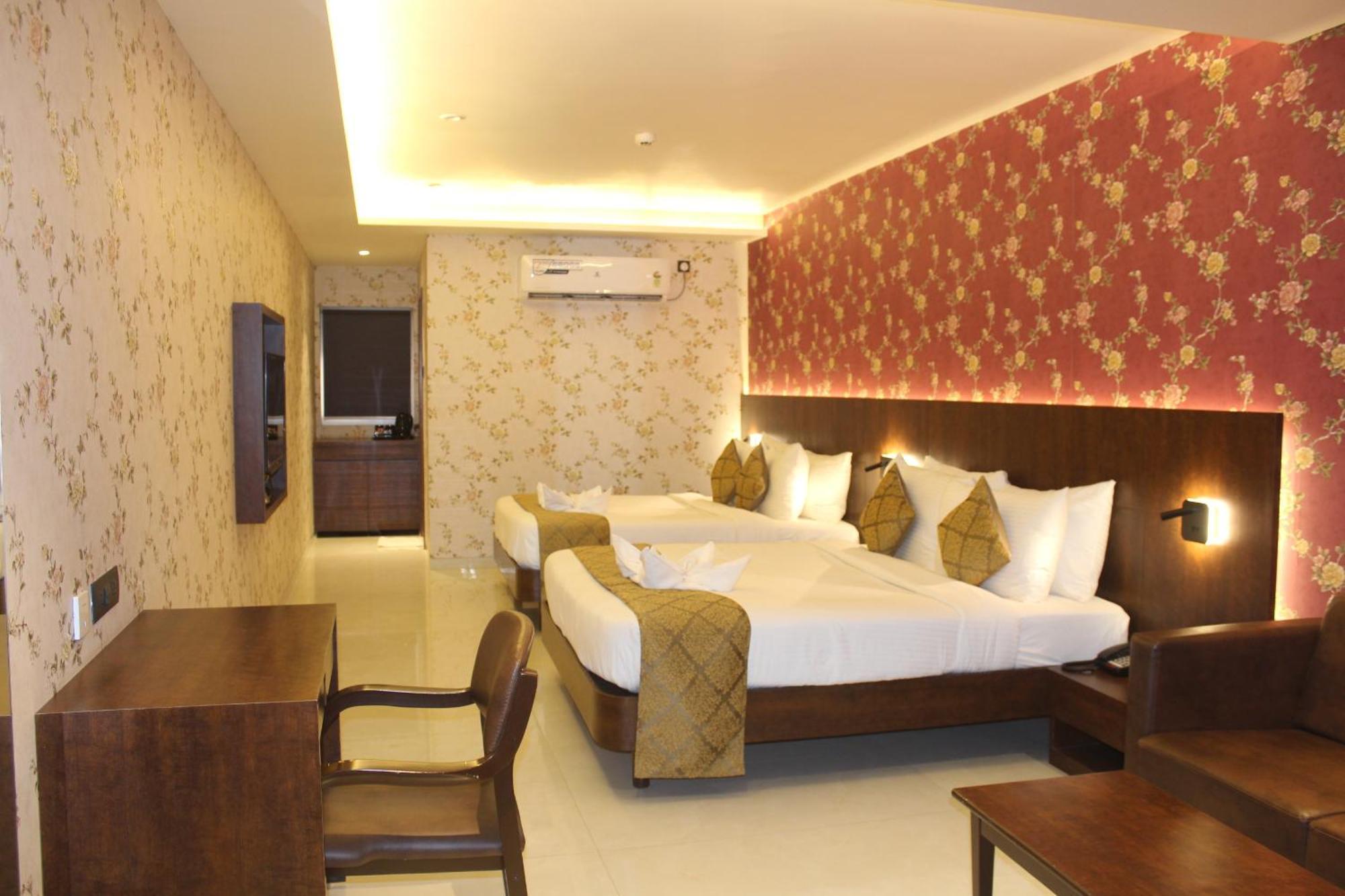Hotel Madhuban Сілвасса Екстер'єр фото