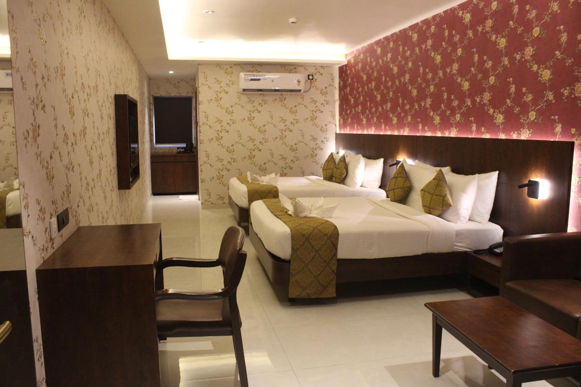 Hotel Madhuban Сілвасса Екстер'єр фото