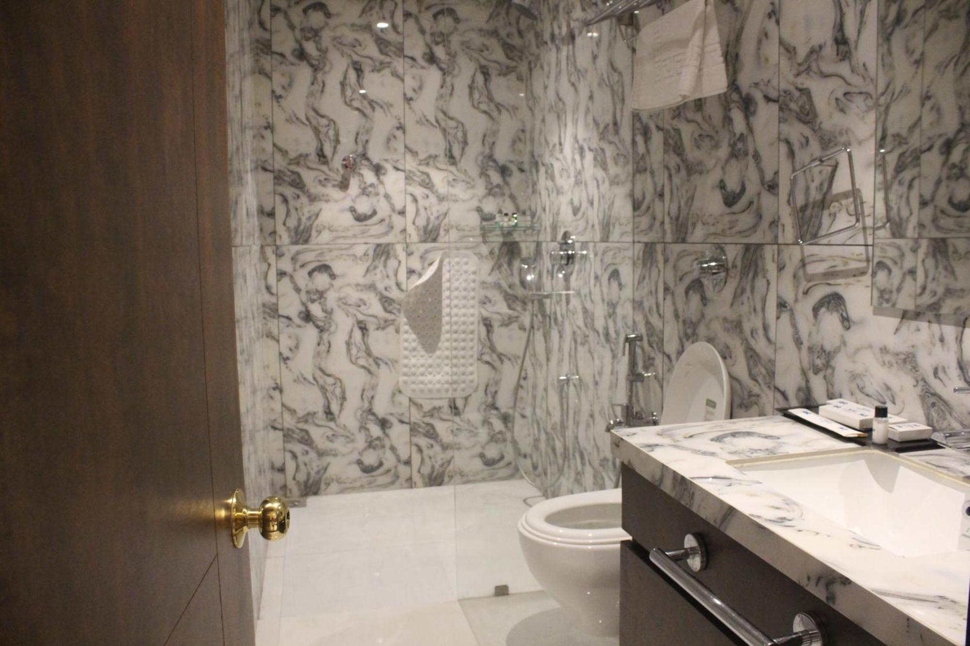 Hotel Madhuban Сілвасса Екстер'єр фото